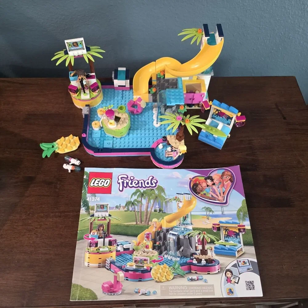 LEGO FRIENDS Heartlake City Pet Centre 41345 & Andrea's Pool Party 41374 READ